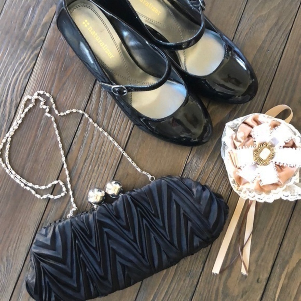 Cache awesome blk silky evening bag w/silver strap